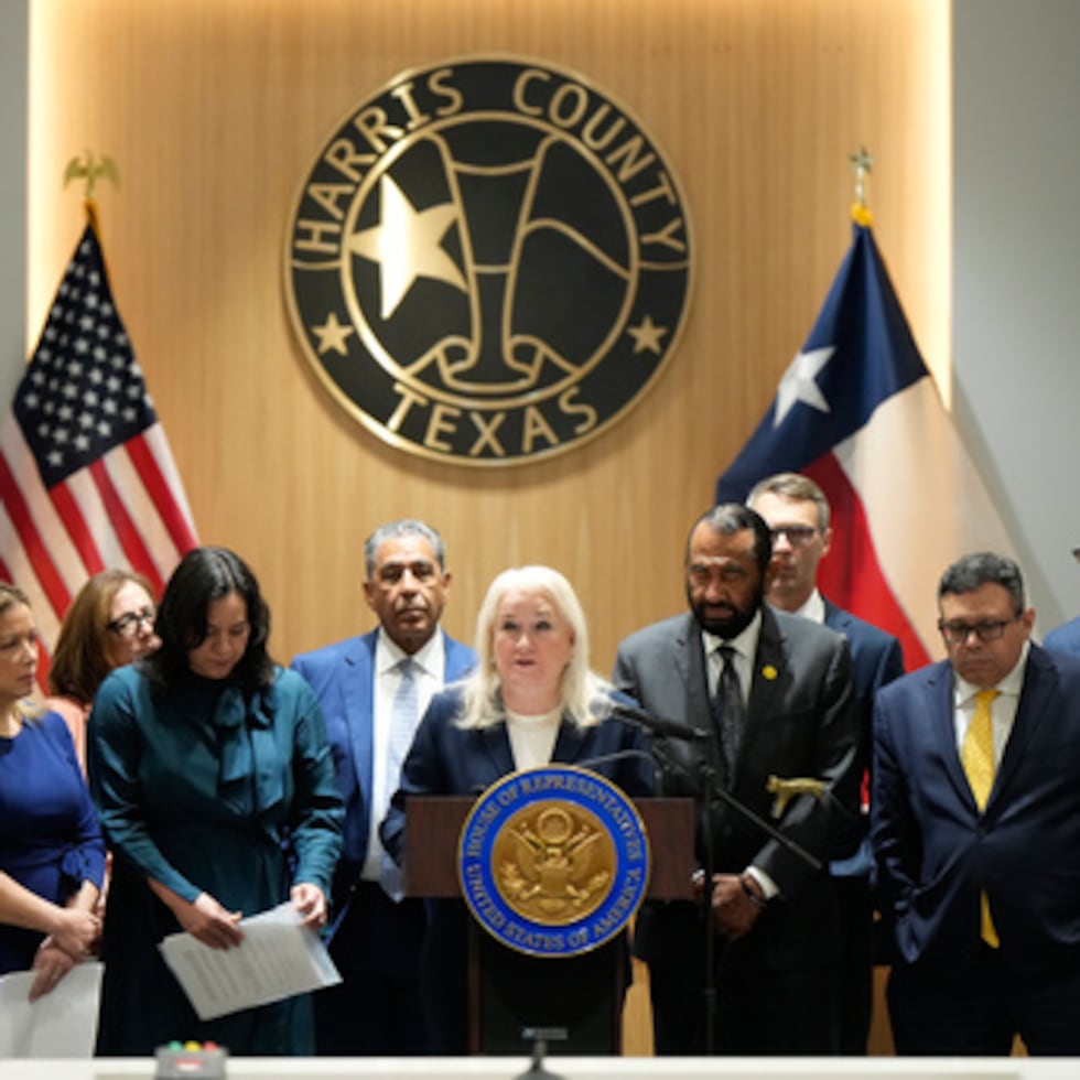 La diputada estadounidense Sylvia García, demócrata por Texas, en el centro, preside una rueda de prensa junto con otros miembros del Congreso tras un foro de supervisión celebrado el viernes 24 de julio de 2026 en Houston, en relación con la muerte de Lorenzo Salgado Araujo, quien falleció tras recibir un disparo mortal de un agente del ICE.