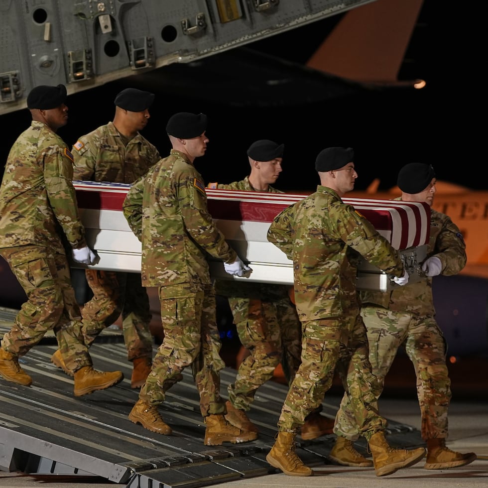 El sargento Benjamin N. Pennington, de 26 años, murió el domingo tras resultar herido durante un ataque el 1 de marzo contra la base aérea Príncipe Sultán, en Arabia Saudí.