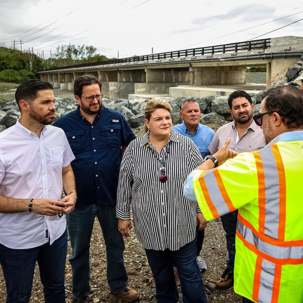 La gobernadora Jenniffer González, junto al secretario del Departamento de Transportación y Obras Públicas, Edwin González Montalvo y el alcalde de San Germán, Virgilio Olivera, inauguró el puente sobre el río Guanajibo.