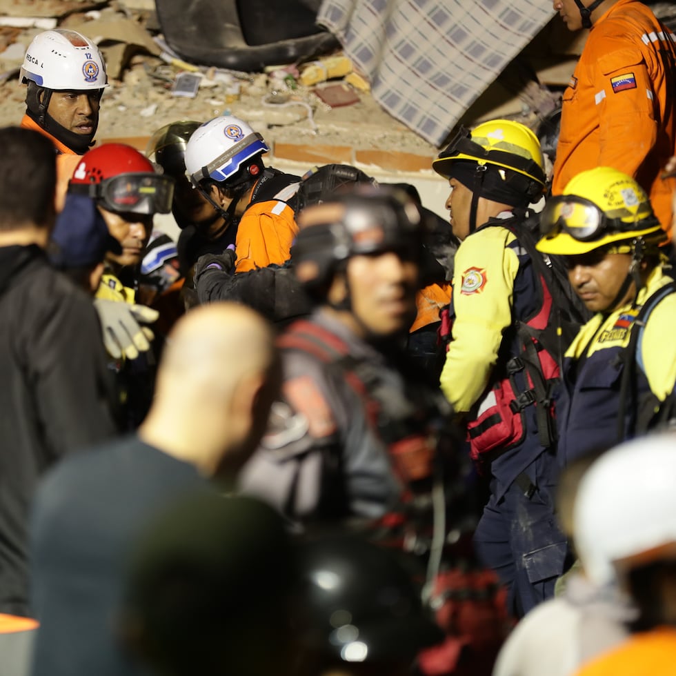Los seísmos, uno de 7.2 y otro de 7.5, derrumbaron edificios, provocaron el cierre del principal aeropuerto del país e hicieron que los habitantes de la capital salieran a las calles. Se esperaba que el número de víctimas aumentara.