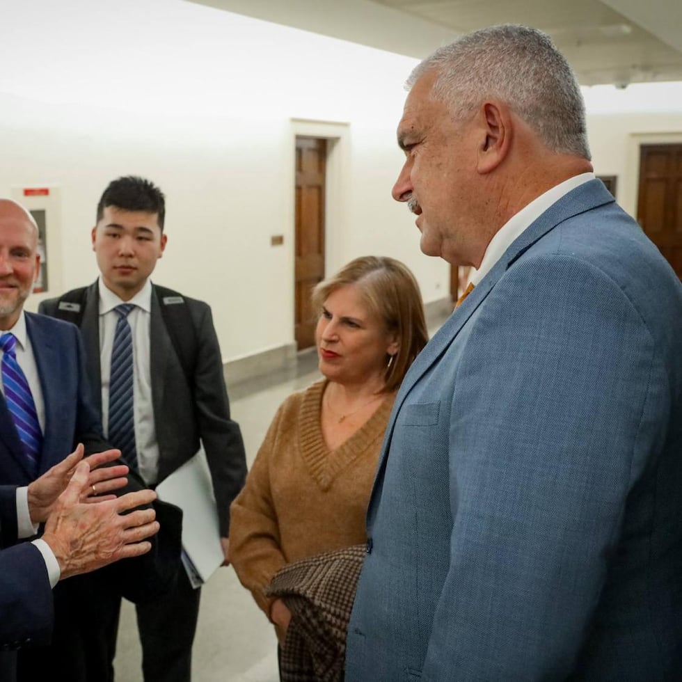 El presidente del Senado, Thomas Rivera Schatz, y el senador Ángel Toledo, ambos del PNP, junto al congresista Steny Hoyer.