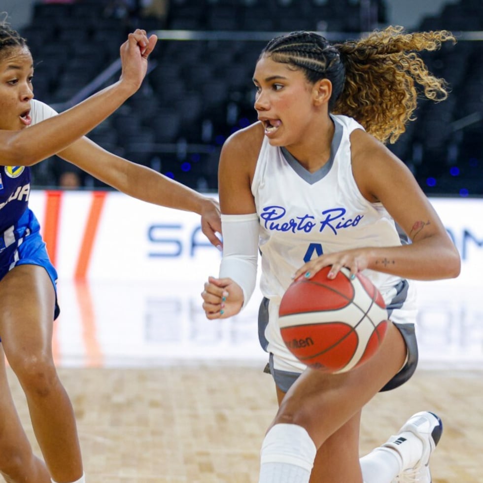 Dianne Crespo ataca el canasto durante el partido ante Nicaragua.