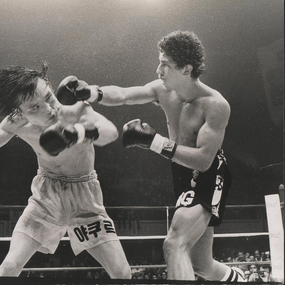 Foto histórica. Wilfredo Gómez, a la derecha, intenta conectar un golpe a Dong Kyun Yum durante el combate celebrado el 21 de mayo de 1977 en el Coliseo Roberto Clemente, en Hato Rey.
