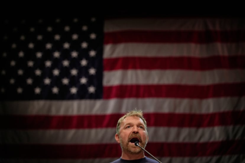 Graham Platner, candidato demócrata al Senado de EE.UU., habla en un acto organizado por el senador Bernie Sanders en Orono, Maine, el domingo 24 de mayo de 2026. (AP Photo/Robert F. Bukaty)