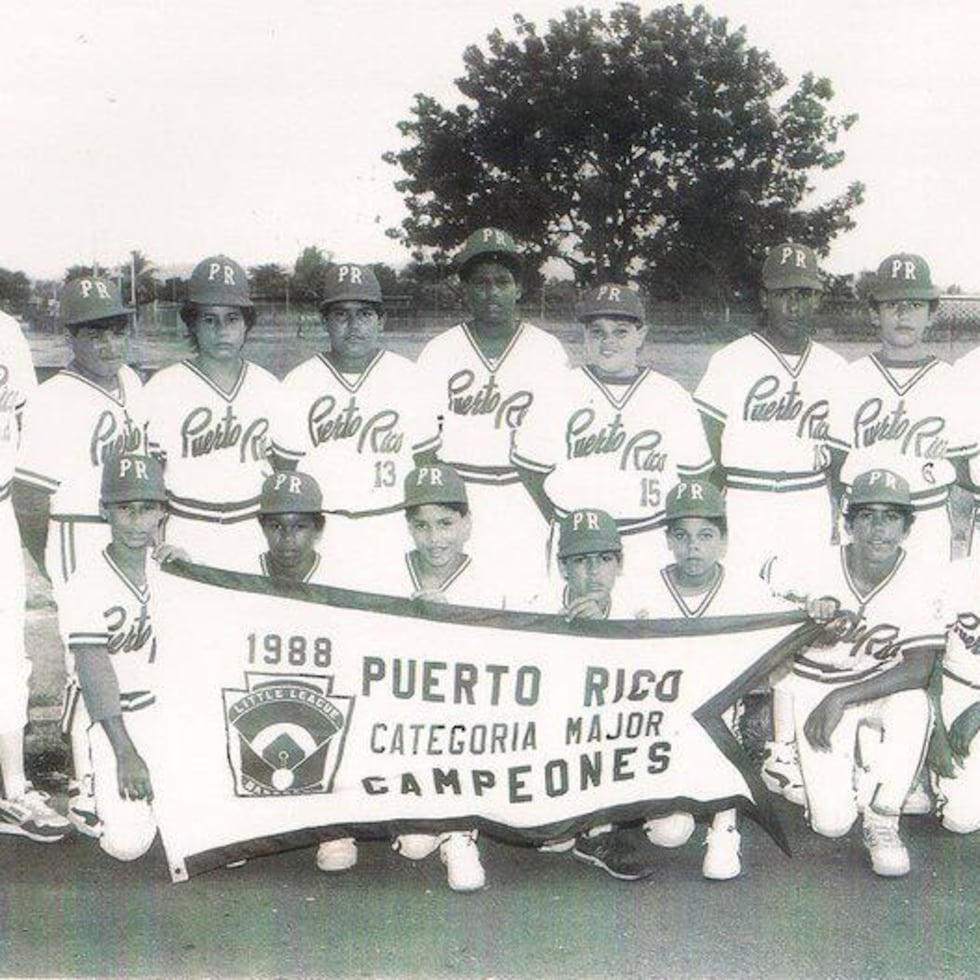 Equipo de Pequeñas Ligas de Manatí -que representó a Puerto Rico- donde Carlos Beltrán (tercero de izquierda a derecha en la primera fila) era uno de los integrantes. Edgar Pérez (#13), coach de los Criollos de Caguas, y el exgrandesligas Javier Valentín (#15) también fueron parte del conjunto.