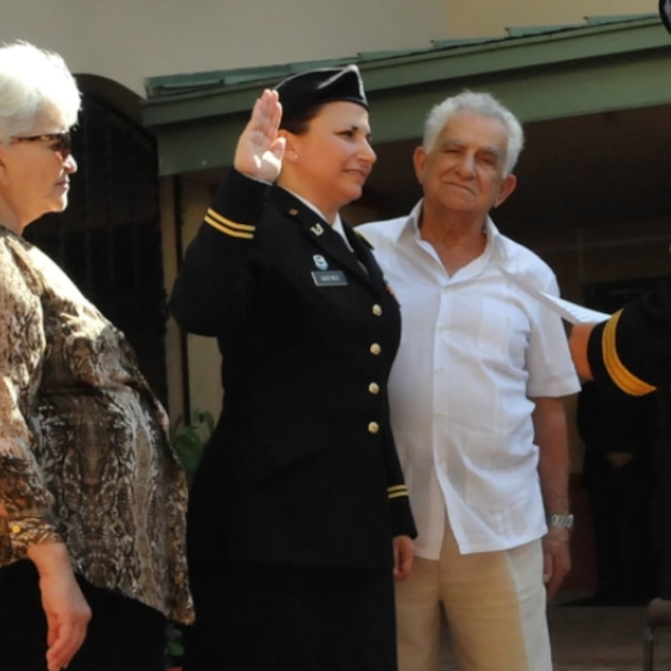 Es coronela en la Reserva del Ejército estadounidense.