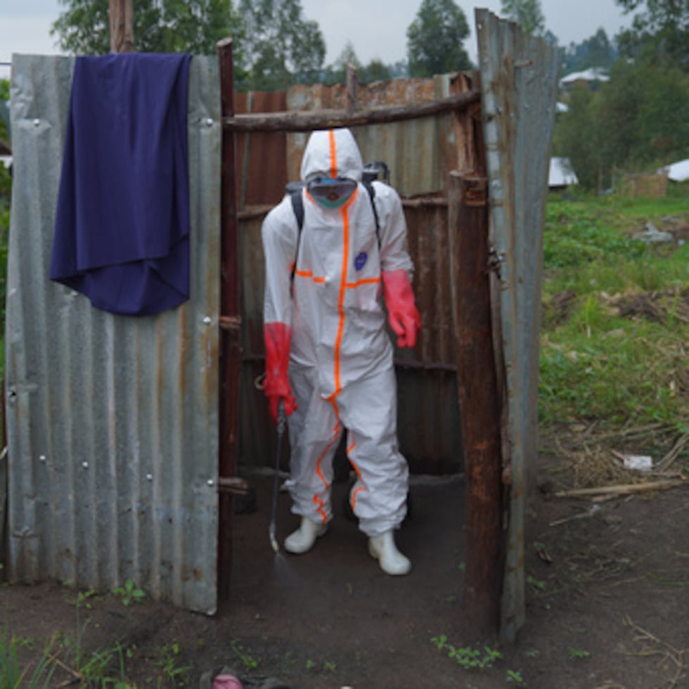 Wiza Bondele, una trabajadora sanitaria del equipo de prevención y control, mientras realiza su labor en la provincia de Ituri, al este del Congo.