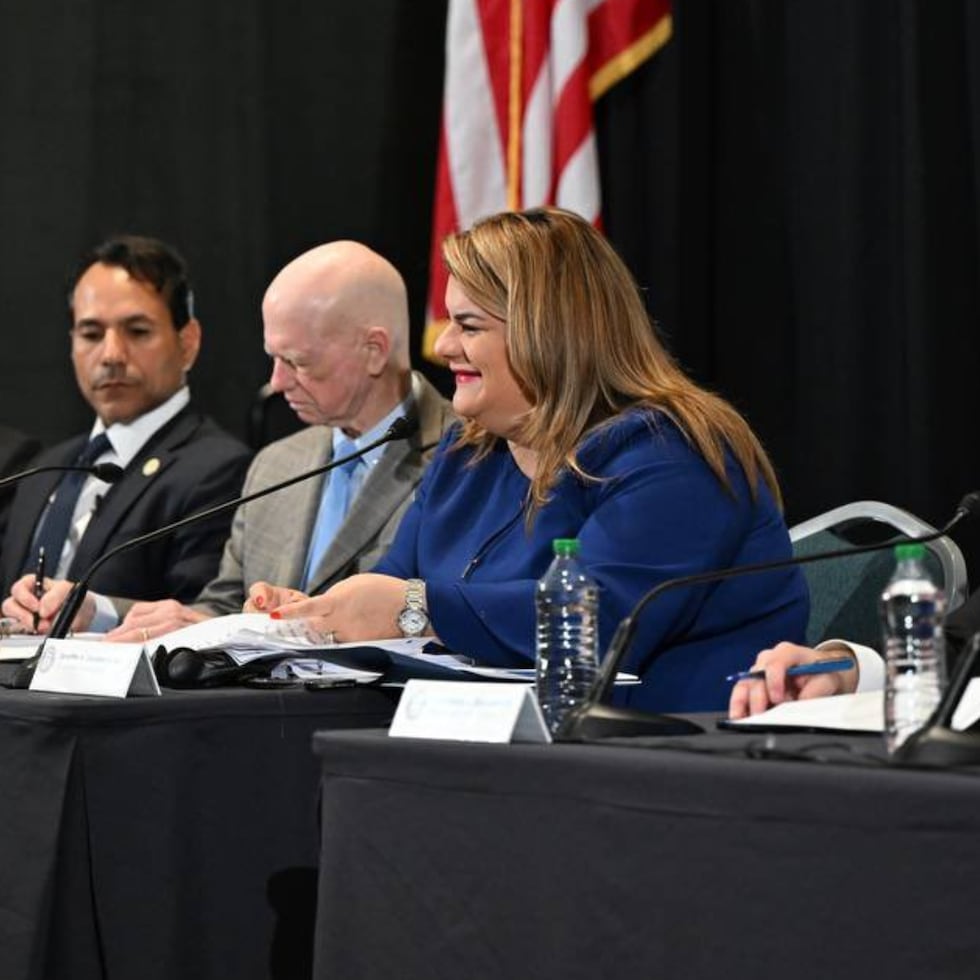 La Junta de Supervisión Fiscal, en su reunión de febrero pasado, con la gobernadora Jenniffer González.