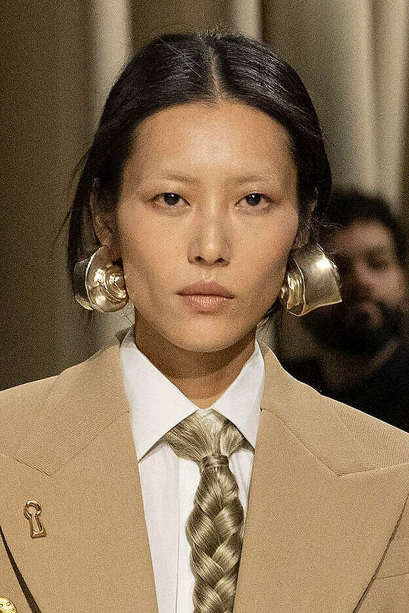 Esta prenda resalta como una de las más recientes novedades de la firma italiana Schiaparelli.