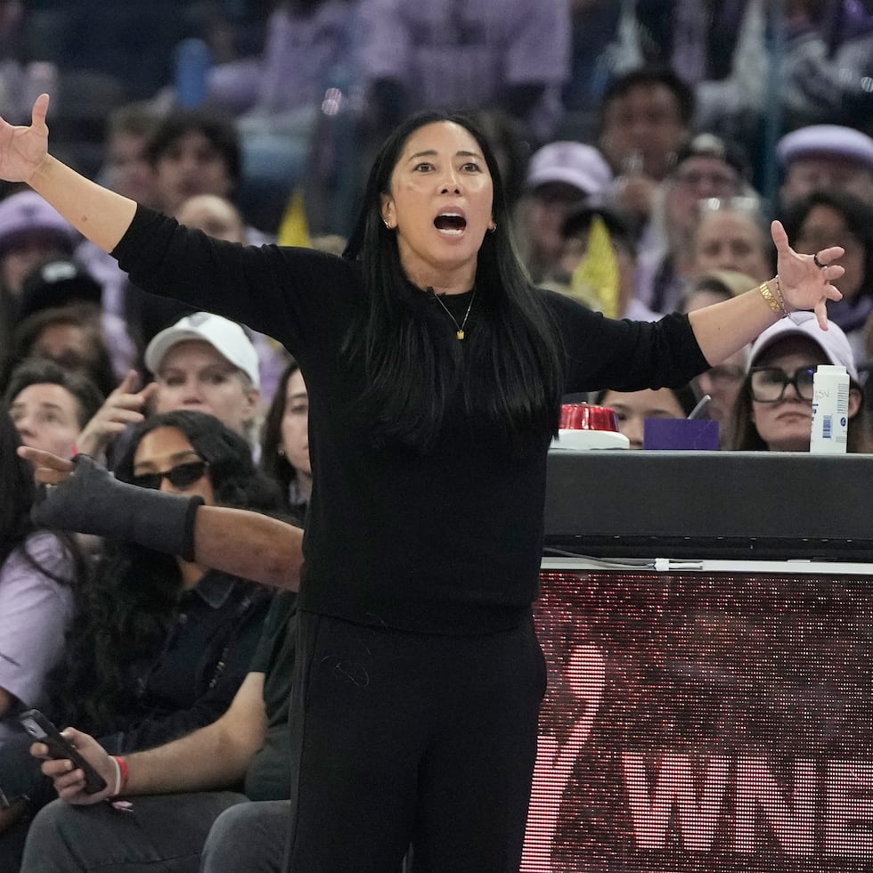 Natalie Nakase, entrenadora de las Valkyries de Golden State, da indicaciones durante el tercer partido de la serie de playoffs ante las Wings de Dallas, el viernes 2 de octubre de 2026 (AP Foto/Jeff Chiu)