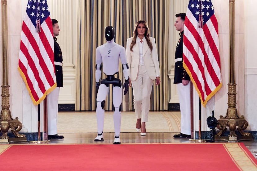 Acompañada por un robot, la primera dama Melania Trump llega a la Casa Blanca, el miércoles 25 de marzo de 2026, en Washington, para asistir a la Cumbre de la Coalición Global "Fomentando el Futuro Juntos", junto con otras primeras damas. (Foto AP/Jacquelyn Martin)