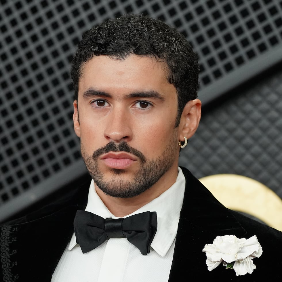 “Antes de decir gracias a Dios, voy a decir fuera ICE”, comenzó el artista puertorriqueño tras subir al escenario.