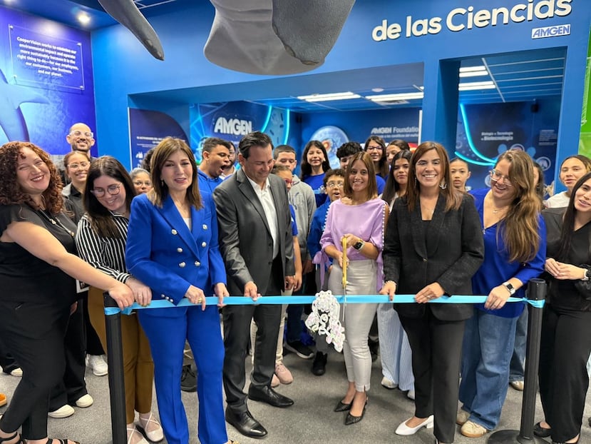 A la izquierda, vestida de azul, la fundadora del EcoExploratorio, la meteoróloga Ada Monzón.