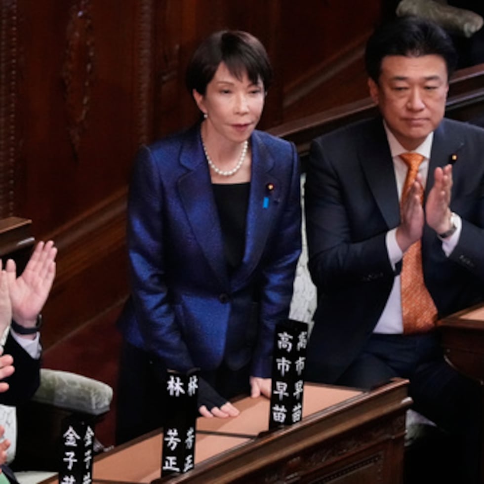 La primera ministra de Japón, Sanae Takaichi, en el centro, es aplaudida el miércoles por miembros de la cámara baja del parlamento nipón tras ser reelegida como primera ministra.