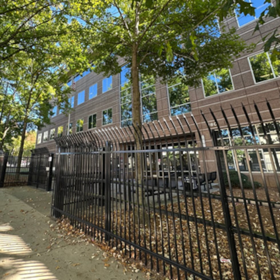 ARCHIVO - Esta fotografía, tomada con un smartphone, muestra un edificio que alberga las oficinas del Servicio de Inmigración y Control de Aduanas de EE. UU. en el centro de Atlanta, el miércoles 21 de octubre de 2026. (Foto AP/Kate Brumback, archivo)