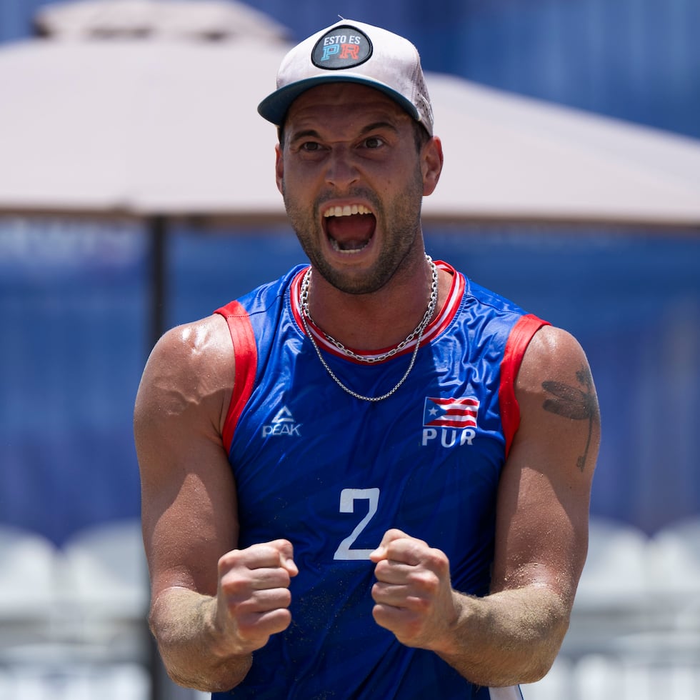 Daniel y William Rivera celebran tras asegurar su pase a las semifinales del voleibol de playa en Santo Domingo 2026.