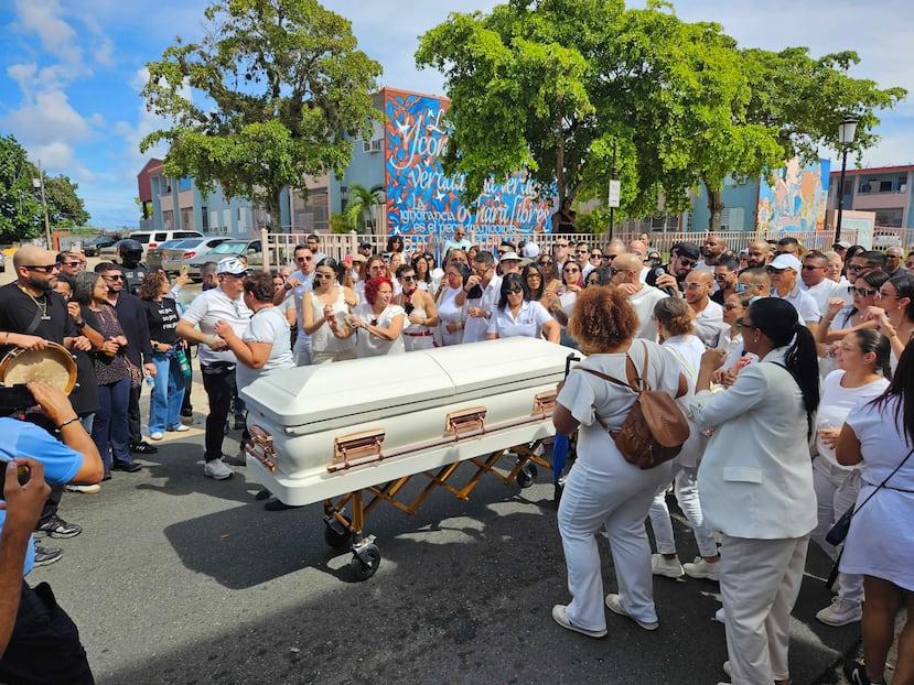 El sepelio de Xiomara Calderón culminó en el Cementerio Municipal de Dorado.