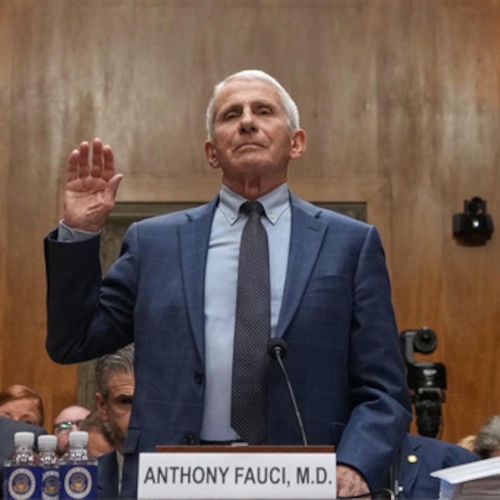 Anthony Fauci Fauci, científico veterano de los Institutos Nacionales de Salud y máximo experto del país en enfermedades infecciosas, dejó el gobierno federal en 2022 tras más de cinco décadas de servicio.