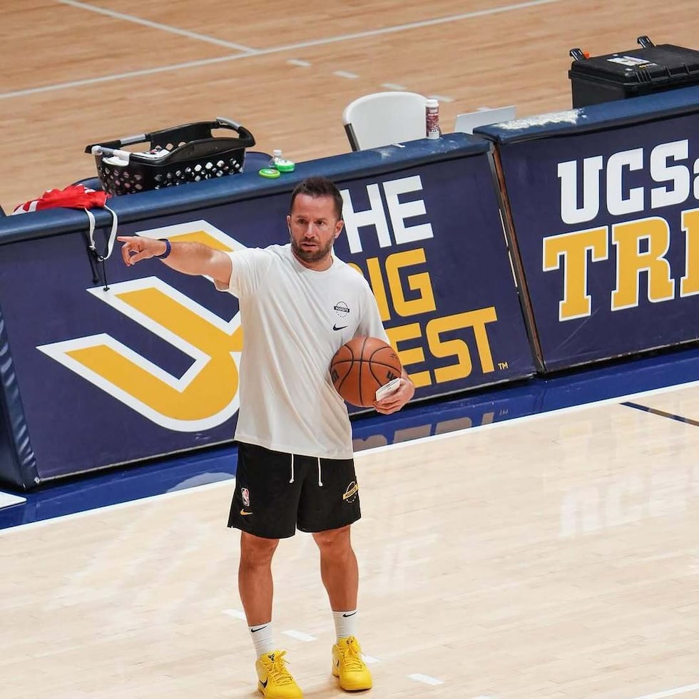 José Juan Barea corre una práctica de los  Nuggets de Denver como preparación para la temporada 2025-26 de la NBA.