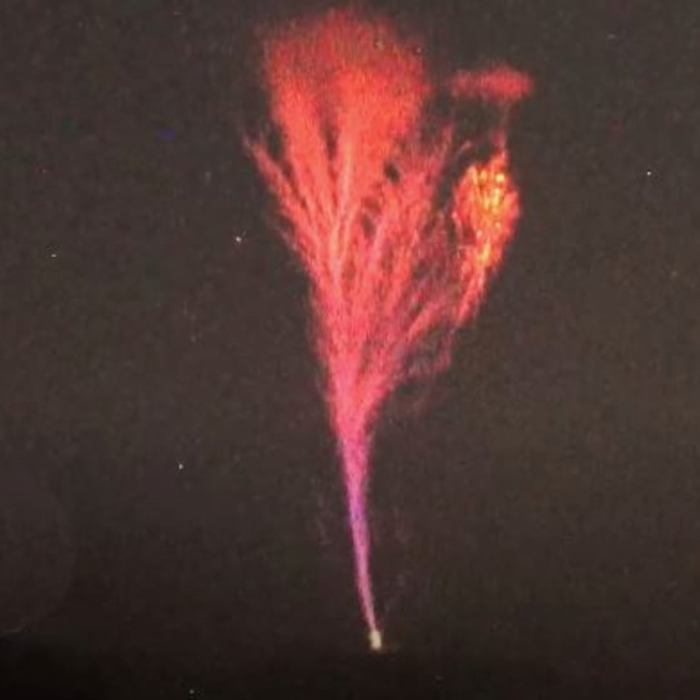 Si bien el destello visto ayer en Puerto Rico era de color rojo, los chorros gigantes también pueden verse de color blanco o azul.