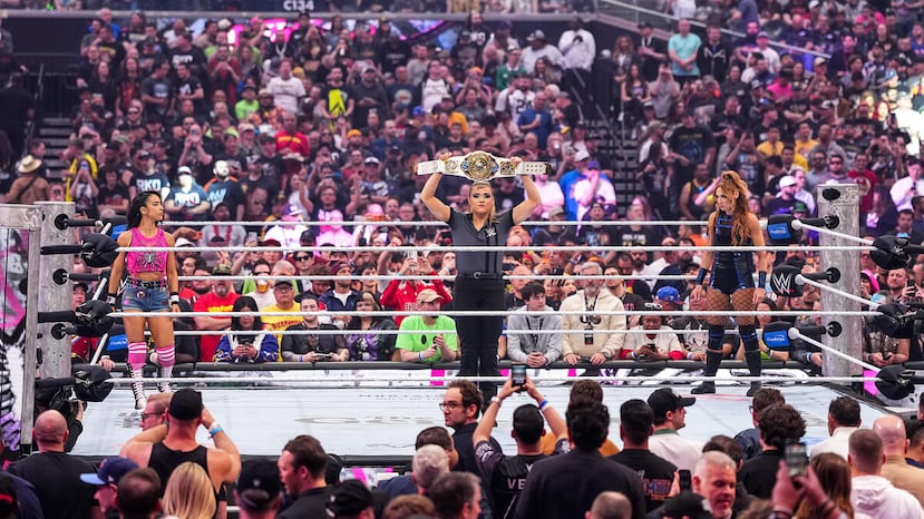 AJ Lee, a la izquierda, antes de su combate ante Becky Lynch, durante la primera noche de WrestleMania el sábado.