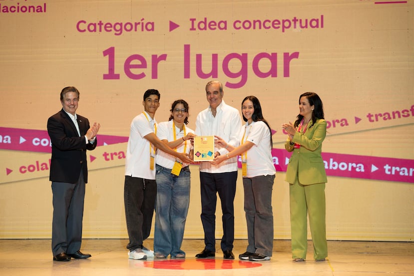El presidente de República Dominicana, Luis Abinader (c), posa con los ganadores de la categoría Idea Conceptual en la clausura de ‘Expo Nacional República de Ideas’ este martes, en el auditorio de la Universidad Nacional Pedro Henríquez Ureña (UNPHU), en Santo Domingo (República Dominicana). EFE/ Juan Tomás Tavárez
