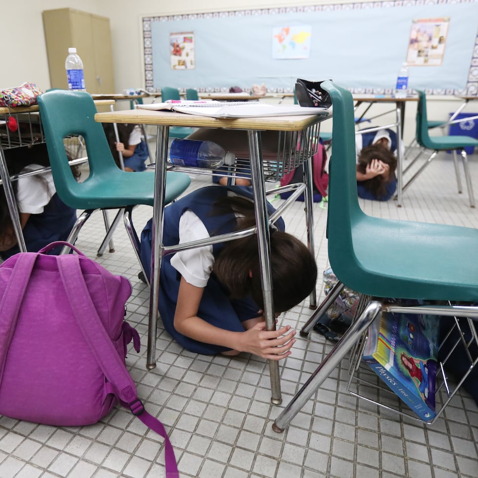 En cuanto comience el sismo, identifica un objeto resistente (como una mesa o escritorio), agáchate, cúbrete y sujétate debajo del mismo hasta que termine de temblar. Así quedas a salvo de objetos que puedan caer sobre ti.