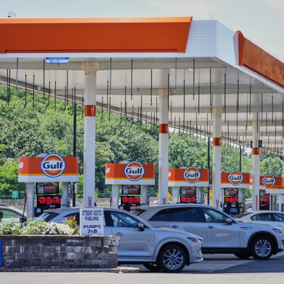 ARCHIVO - Varios coches hacen cola en los surtidores de una gasolinera de Gulf Oil situada en la autopista Massachusetts Turnpike, cerca de Boston, el domingo 19 de julio de 2026. (Foto AP/Gene J. Puskar, archivo)