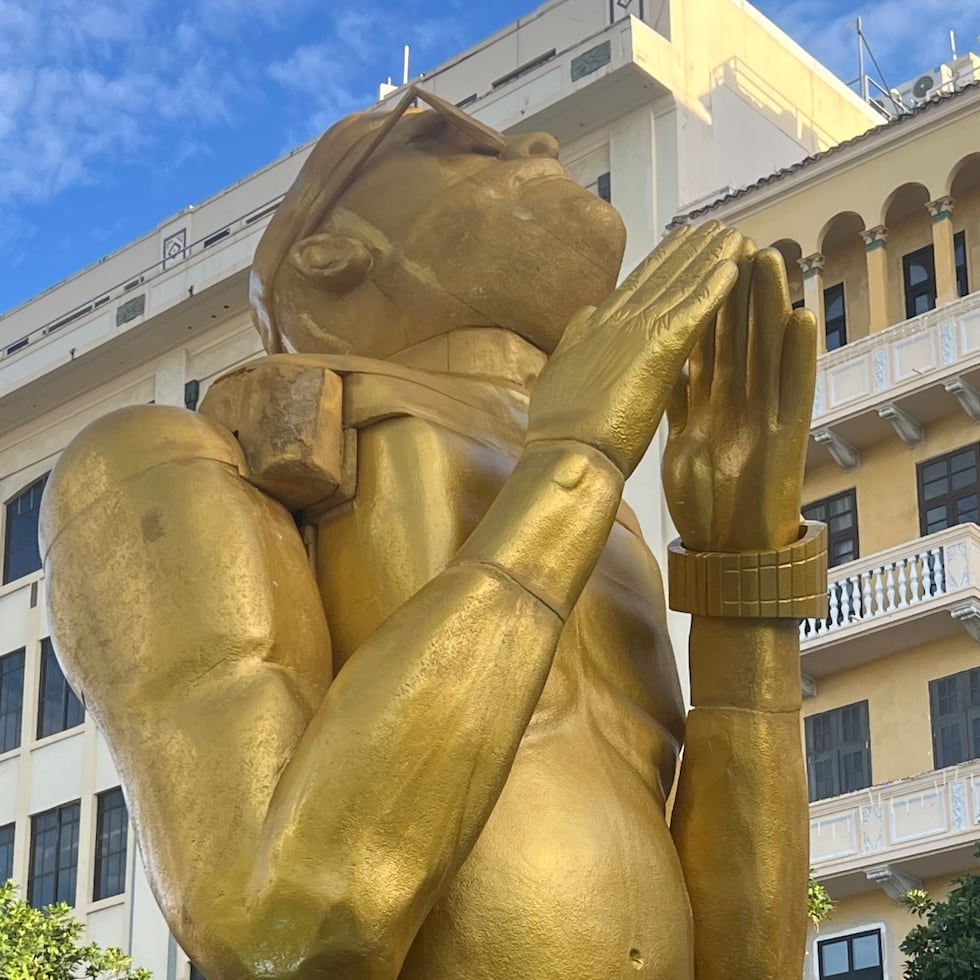 Estatua de Arcángel en la Plaza de Armas.