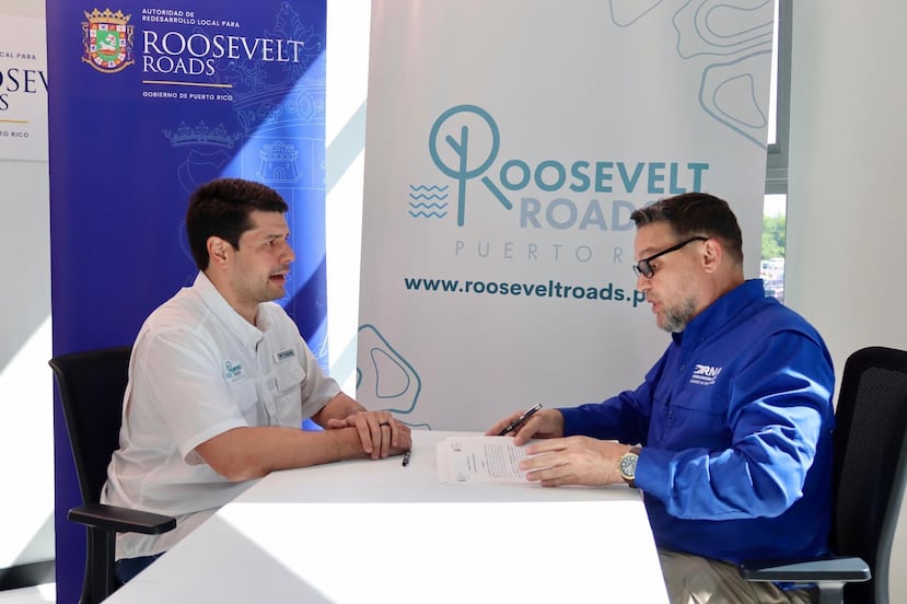 De izquierda a derecha, Carlos Ríos Pierluisi, director ejecutivo de la Autoridad de Redesarrollo de Roosevelt Roads, y Waldemar Quiles, secretario del Departamento de Recursos Naturales.