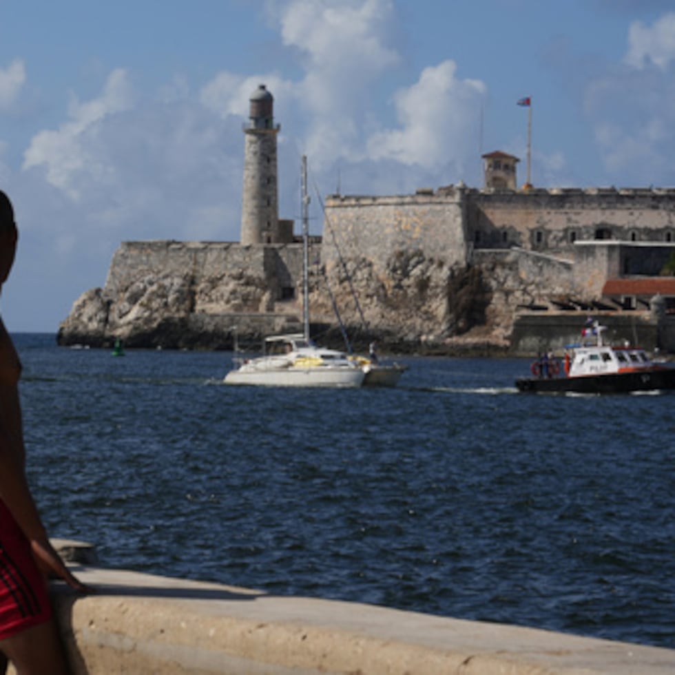 Uno de los dos veleros que transportaban ayuda humanitaria organizada por activistas de una ONG internacional, que partió de México, llega a La Habana, Cuba, el sábado 28 de marzo de 2026. (Foto AP/Ramón Espinosa)