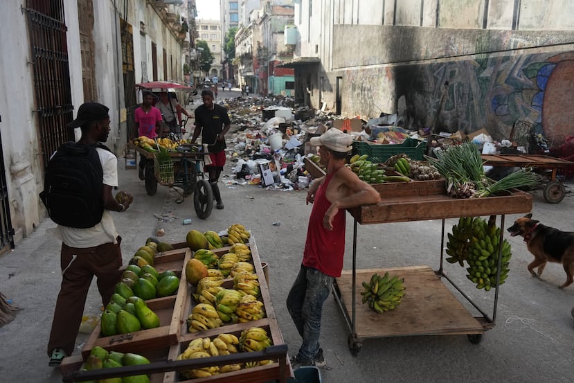 Un hombre vende fruta durante un apagón en La Habana, Cuba, el 3 de agosto de 2026. (AP Foto/Ramón Espinosa)