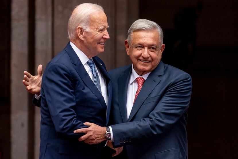 El presidente de Estados Unidos, Joe Biden, es recibido por el presidente de México, Andrés Manuel López Obrador, a su llegada al Palacio Nacional en Ciudad de México, México, el lunes 9 de enero de 2023.
