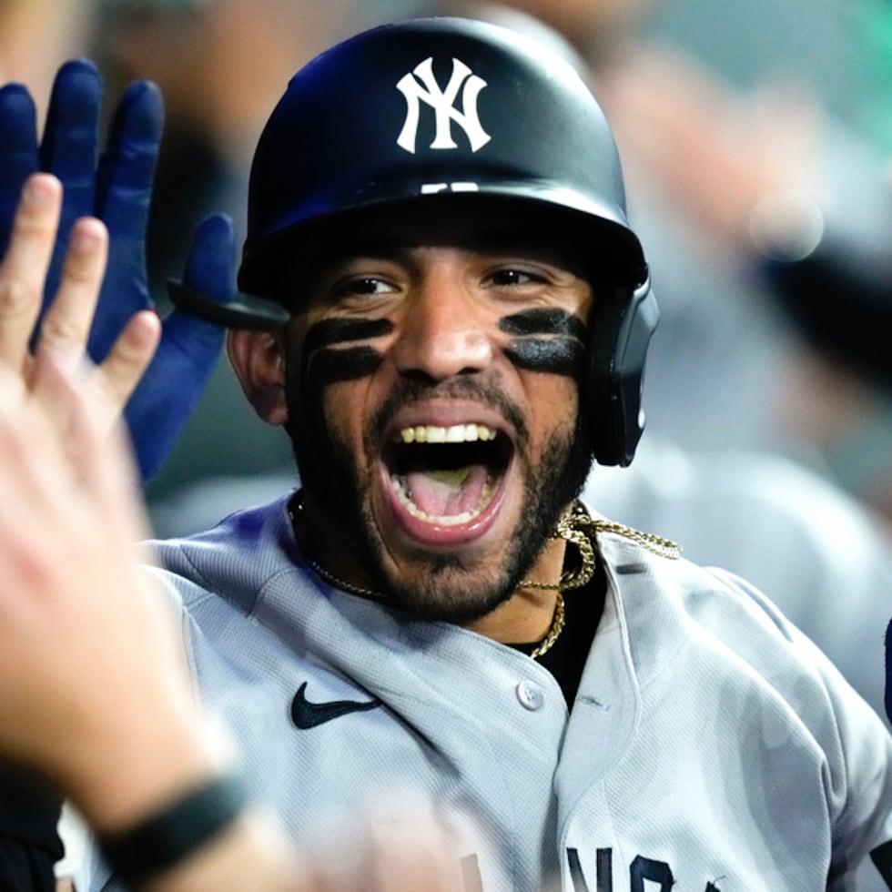El campocorto de los Yankees, José Caballero (72), celebra en el dugout tras conectar un jonrón de tres carreras ante el lanzador de los Blue Jays Tommy Nance durante la acción de la novena entrada del béisbol de la MLB en Toronto.