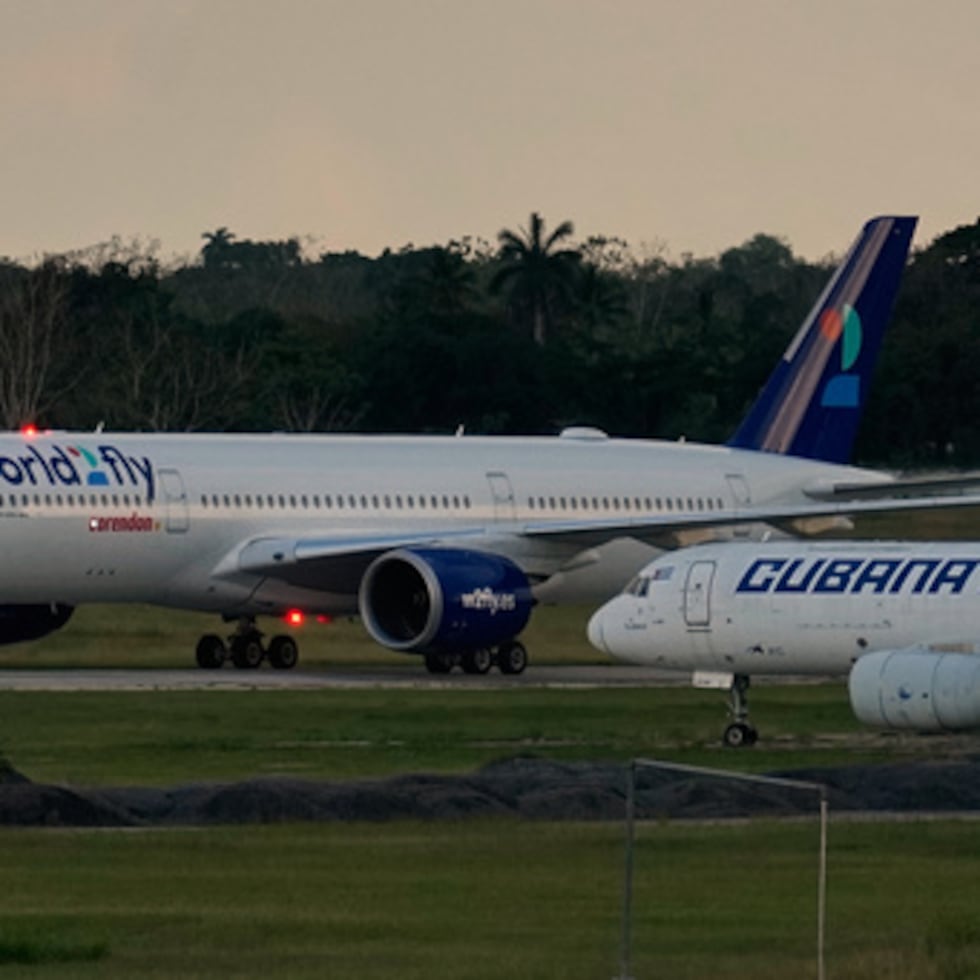 Un avión de la aerolínea World2Fly aterriza en el Aeropuerto Internacional José Martí.