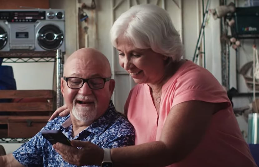 La nueva campaña de la emisora puertorriqueña Magic 97.3, “Lean on Me”, busca destacar el valor de las relaciones humanas y la forma en que la música trasciende el tiempo.