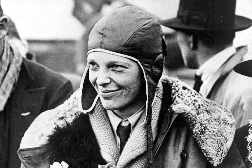 La aviadora estadounidense Amelia Earhart posa en Southampton, Inglaterra, tras un vuelo transatlántico, 25 de junio de 1928.