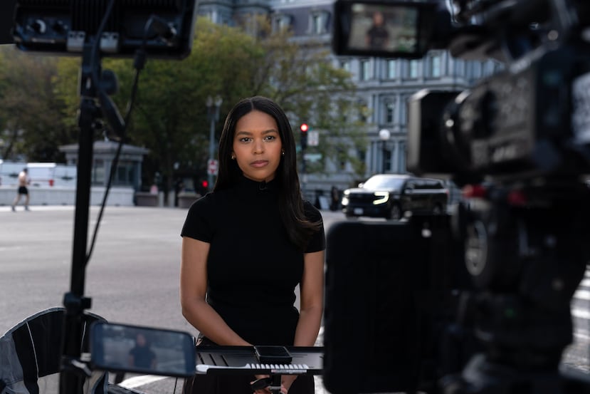 Akayla Gardner, reportera de MS NOW, informa desde las inmediaciones del complejo de la Casa Blanca tras habérsele denegado la entrada a raíz de la prohibición impuesta por el presidente Donald Trump a CNN, MS NOW y Politico, el sábado 19 de septiembre de 2026, en Washington. (Foto AP/Jose Luis Magana)