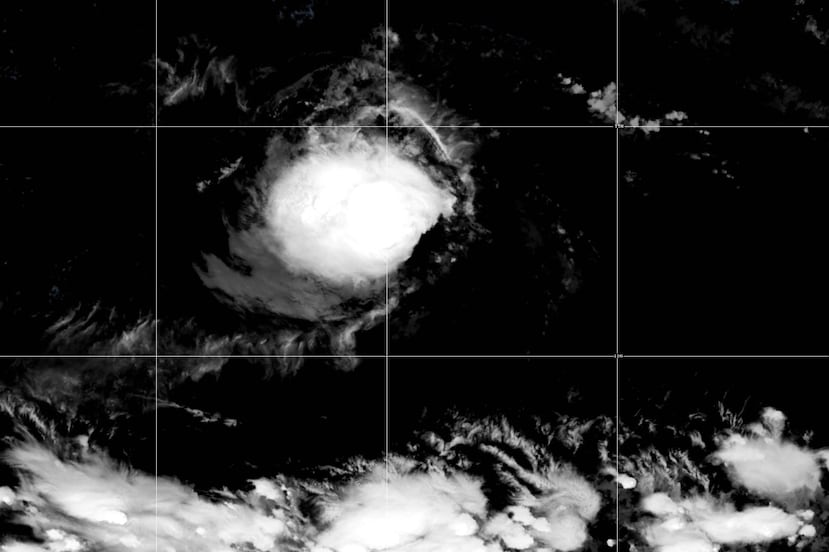 Esta imagen satelital publicada por la NOAA muestra la tormenta tropical Lowell sobre el océano Pacífico, el lunes 31 de agosto de 2026. (NOAA vía AP)
