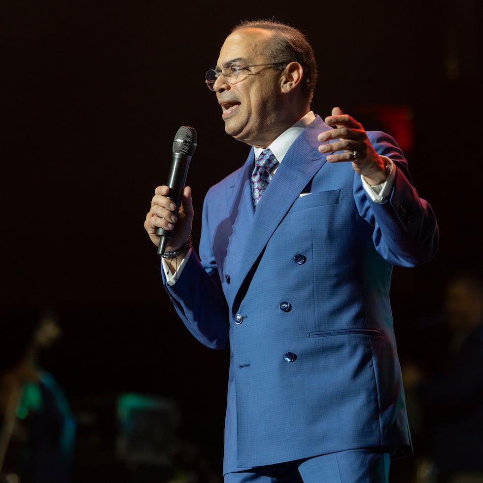 Con voz impecable, Gilberto Santa Rosa deleitó a su público boricua en un espectáculo de aproximadamente tres horas.