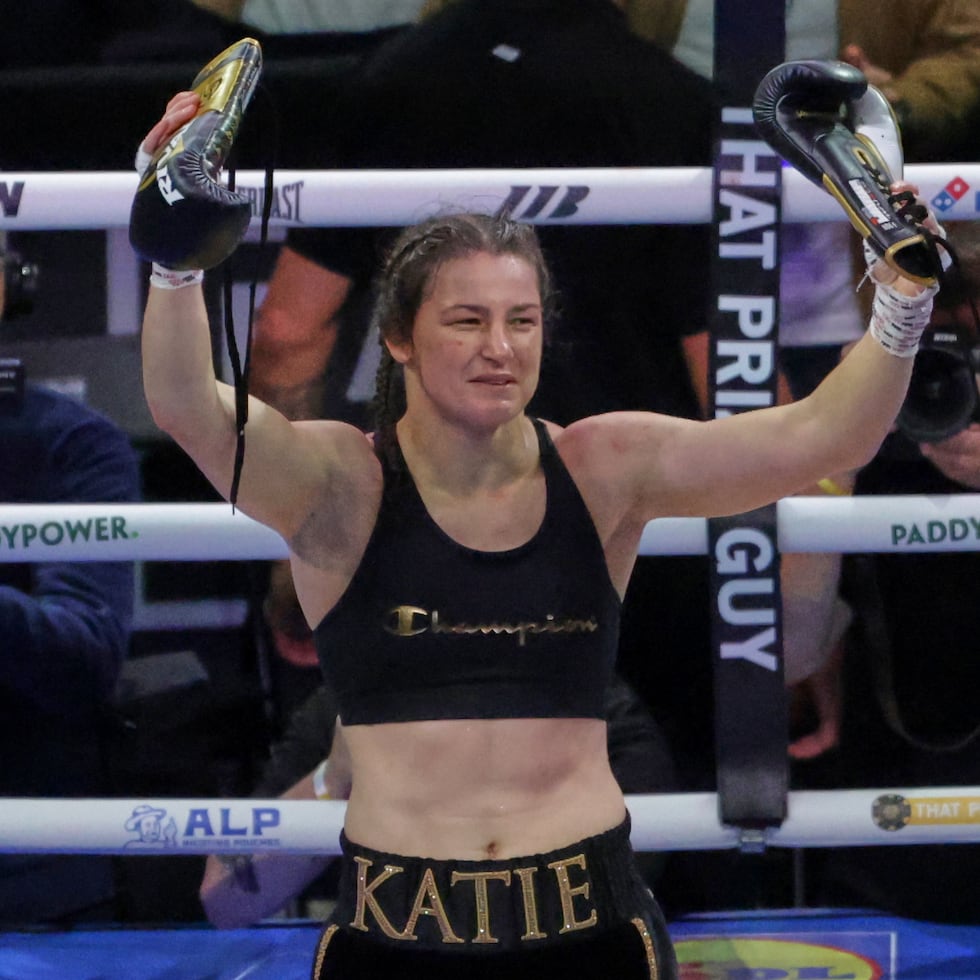 Katie Taylor celebra luego de vencer a la francesa Flora Pili.