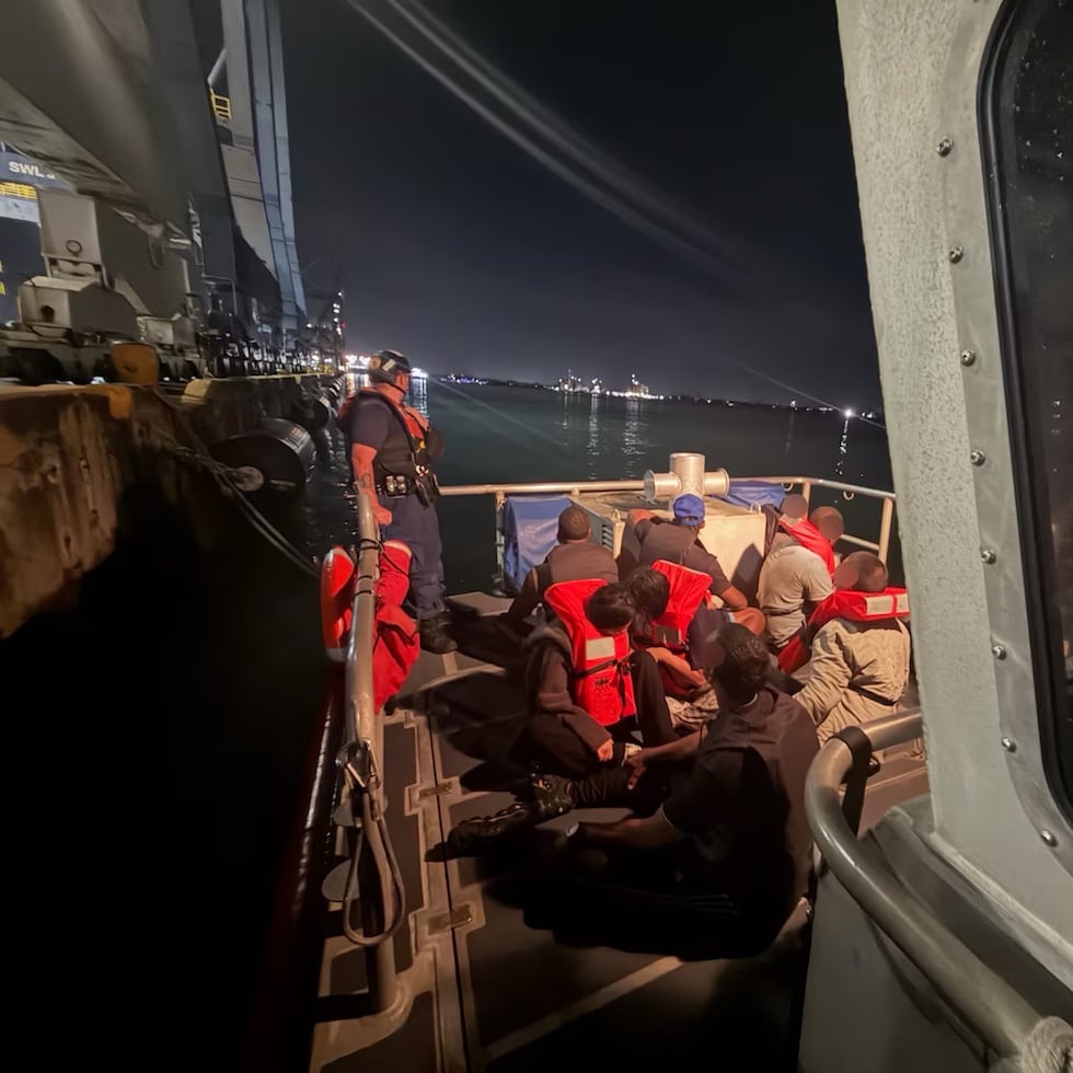 Ocho polizones fueron detenidos por la Guardia Costera intentando entrar al país a bordo de la barcaza Charlotte Bridge.