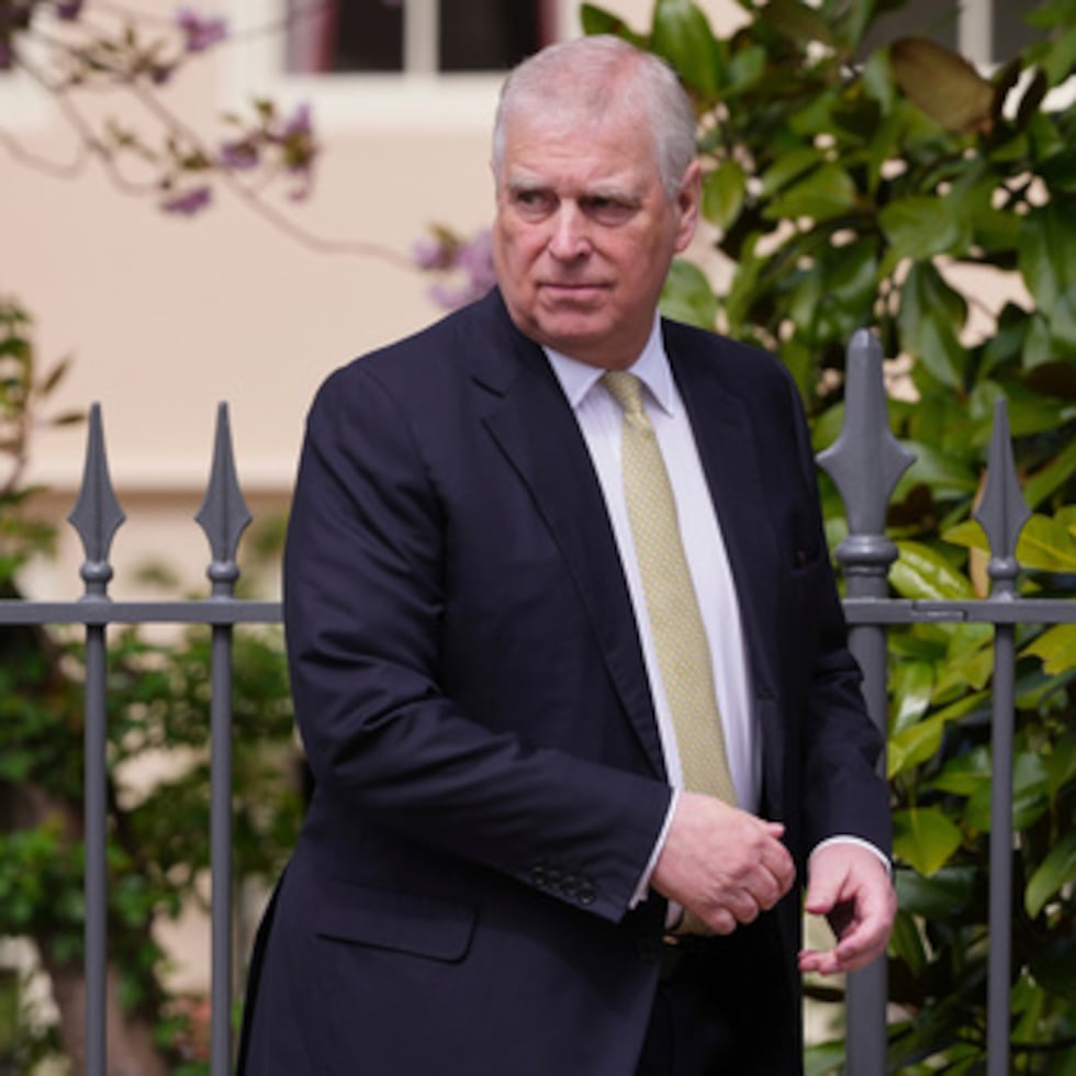 El rey Charles III despojó a Mountbatten-Windsor de su título principesco el año pasado, al intentar proteger al resto de la familia real de las repercusiones continuas por los vínculos de su hermano menor con Epstein.