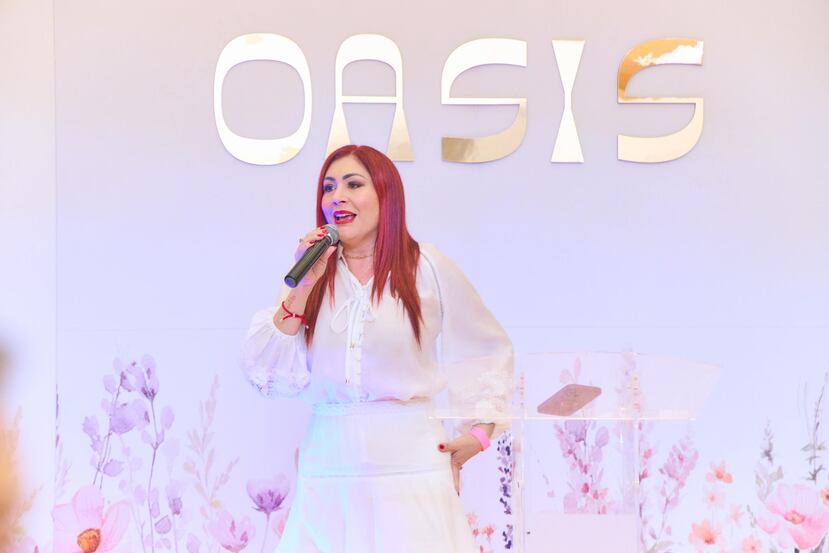 Daniela Droz, artista y comunicadora, se dirige a las asistentes del evento "Oasis Empresarial".