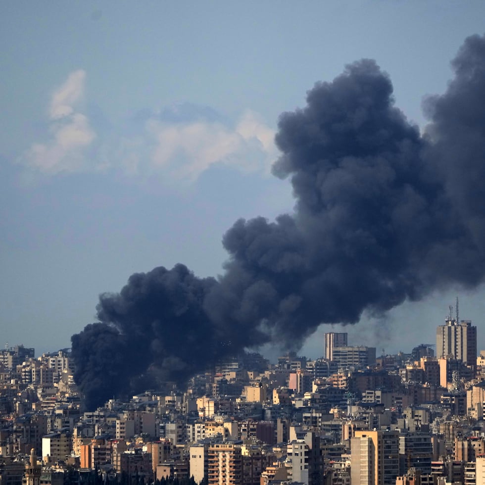 Sale humo de un edificio en Beirut tras un bombardeo israelí, el 8 de abril del 2026. (AP foto/Hassan Ammar)