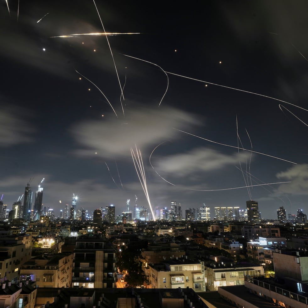 La agencia de noticias iraní, Fars, informó en la madrugada del martes que Teherán emvió otra oleada de misiles a Tel Aviv y en bases estadounidenses en Irak.