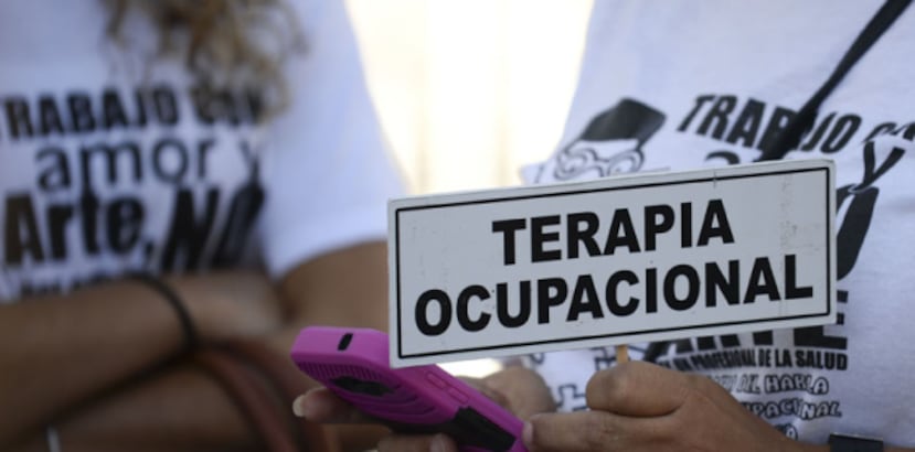 Los terapistas realizaron hoy una manifestación para reclamar el pago por los servicios prestados a la población de educación especial. TONY.ZAYAS@GFRMEDIA.COM
