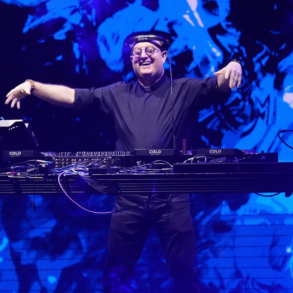 El sacerdote católico portugués Padre Guilherme se presenta un set de DJ al aire libre en la Plaza de Mayo, en conmemoración del primer aniversario luctuoso del Papa Francisco en Buenos Aires, Argentina, el sábado 18 de abril de 2026. (Foto AP/Rodrigo Abd)