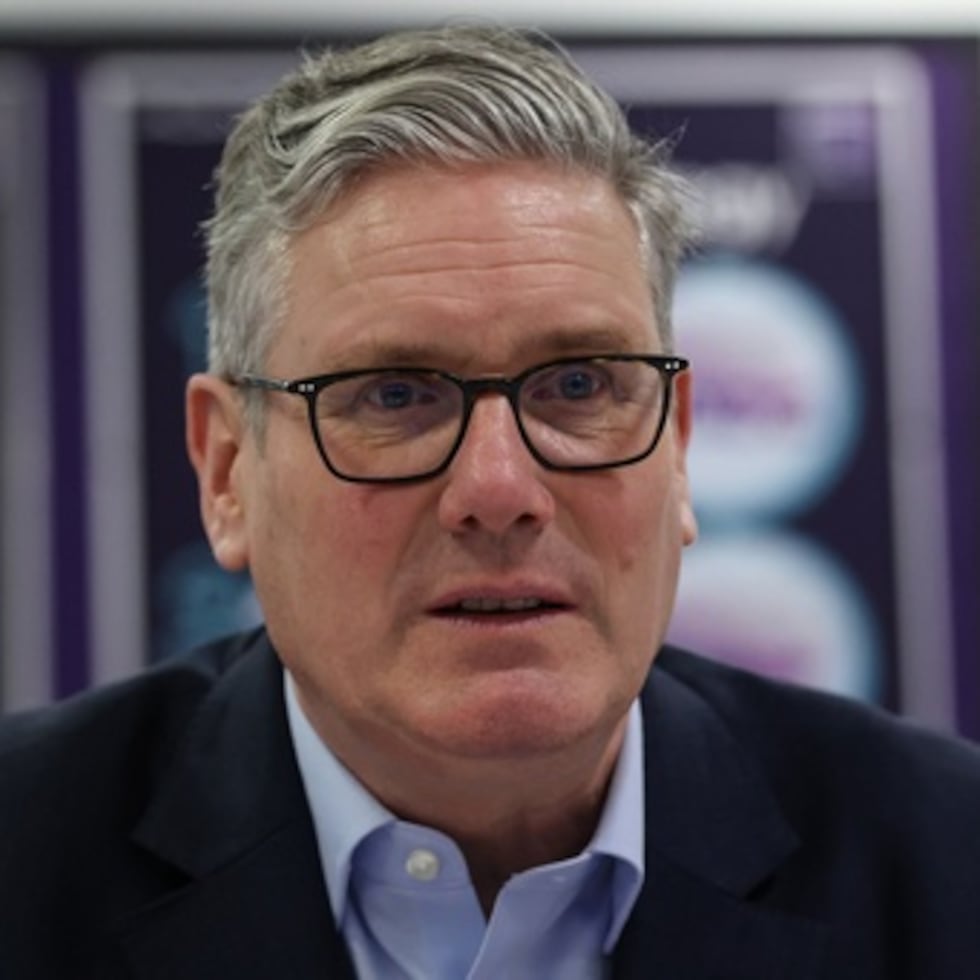 El primer ministro británico, Keir Starmer, habla con estudiantes y personal en el Walbottle Academy Campus en Newcastle-upon-Tyne, Inglaterra, el jueves 26 de febrero de 2026. (Scott Heppell/PA vía AP)