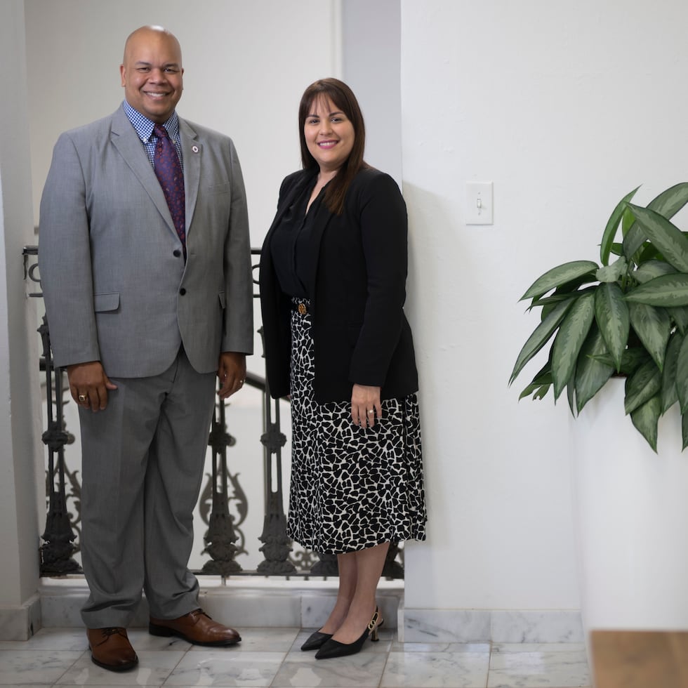 La National Children’s Alliance reconoció a la Casa Albizu por cumplir con nueve estándares para ser el primer Children’s Advocacy Center en Latinoamérica. En la foto, el doctor Nelson Soto, presidente de la Universidad Albizu, y la doctora Laura Rodríguez, directora de la Casa Albizu.